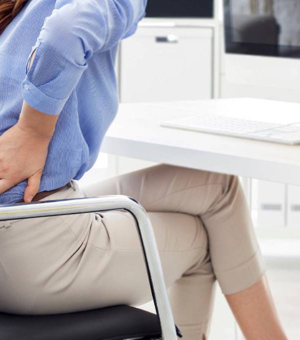 上班族久坐下背痛/訓練肌群 穩住脊椎減少受傷