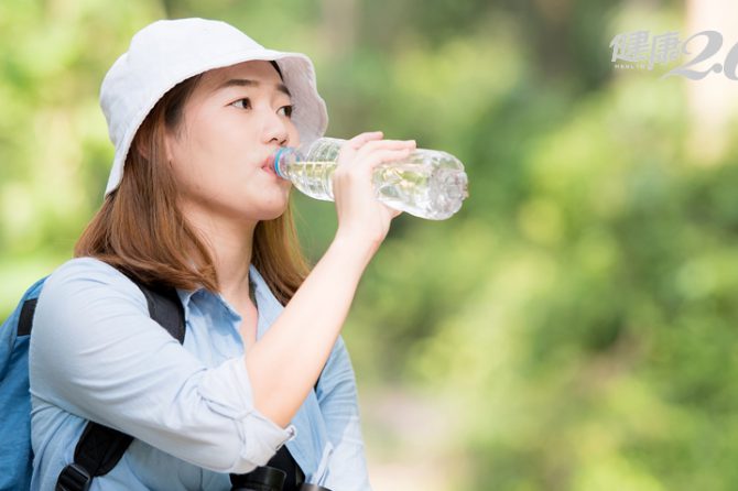 喝多喝少有關係！腎臟科醫師傳授「夏日補水知識」