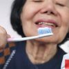 刷個牙就骨折！背痛意外發現「脊椎壓迫性骨折」，駝背、難彎腰的人要當心！
